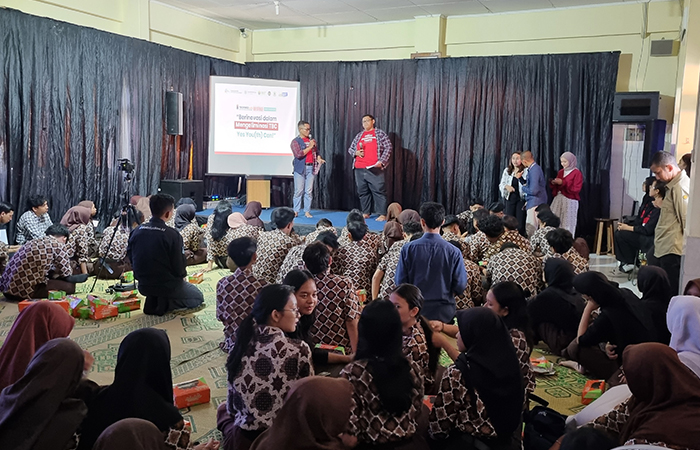 SOSIALISASI: Sesi pemaparan materi terkait pengenalan dan pencegahan TBC dari pusat kedokteran tropis FK-KMK UGM di SMAN 10 Jogja (16/7).Fahmi Fahriza/Radar Jogja
