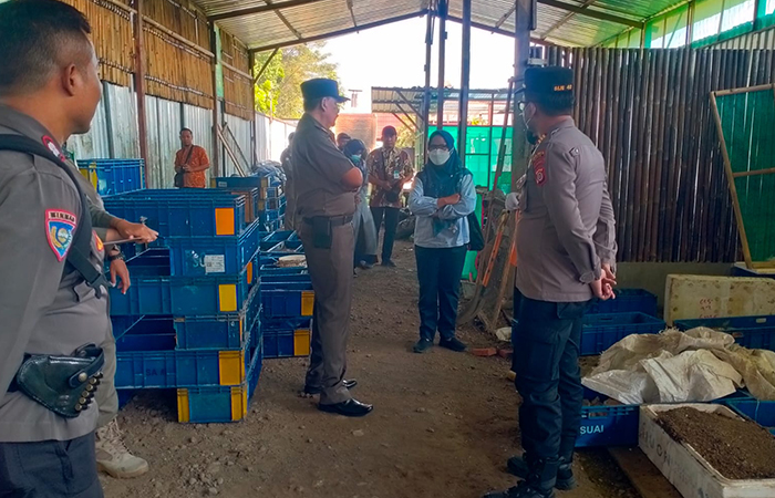 DITINDAK: Petugas gabungan saat melakukan penutupan di pengolahan sampah ilegal di Argosari, Sedayu, Bantul (16/7).Dokumentasi Polsek Sedayu&nbsp;