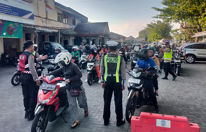PENINDAKAN: Petugas kepolisian saat menggelar Operasi Patuh Progo 2024 hari pertama di Kabupaten Bantul Senin (16/7).Dokumentasi Polres Bantul&nbsp;