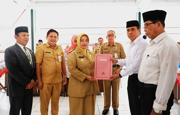 BERGILIRAN: Tahap awal Bupati Purworejo Yuli Hastuti menyerahkan SK perpanjangan kepada BPD di tiga kecamatan di Purworejo, Selasa (16/7).Pemkab Purworejo untuk Radar Jogja