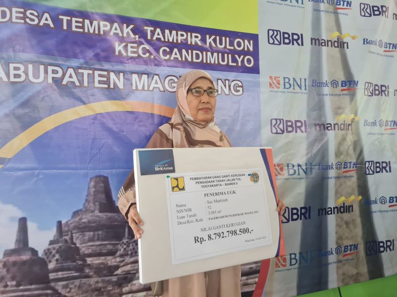 TERIMA UGR: Warga Pagersari Sus Martinah mendapat uang ganti kerugian sebesar Rp 8,79 miliar karena terdampak proyek pembangunan jalan tol Jogja-Bawen.