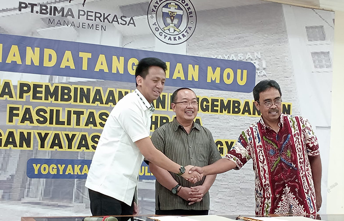 KOMITMEN: Presiden Direktur PT Bima Perkasa Manajemen RM Gusthilantika Marrel Suryakusumo menandatangani MOU dengan Yayasan Bopkri Jogjakarta.Rizky Wahyu/Radar Jogja
