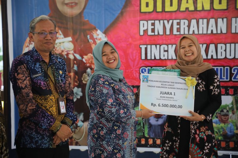 SIMBOLIS: Bupati Sleman Dra Hj. Kustini Sri Purnomo (tengah) didampingi Plt Kepala Dinas Pangan, Pertanian, dan Perikanan Suparmono menyerahkan hadiah kepada perwakilan