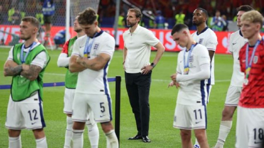 Kekecewaan para pemain Inggris dan sang pelatih Gareth Southgate usai menelan kekakalan di final EURO 2024 dari Spanyol (getty)