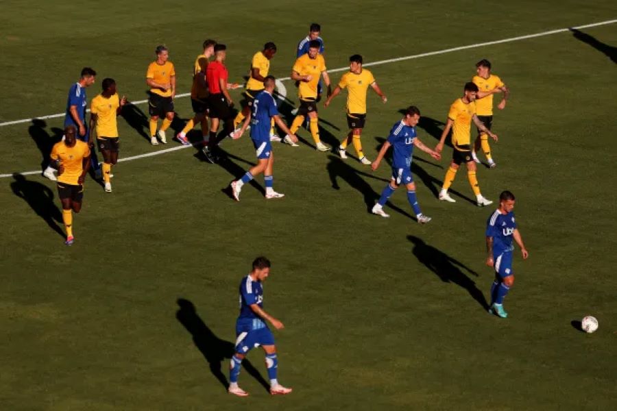 keributan antara pemain Wolves dan Como saat pertandingan persahabatan dimana Daniel Podence meninju pemain lawan karena dugaan rasis terhadap Hwang Hee-chan (getty)