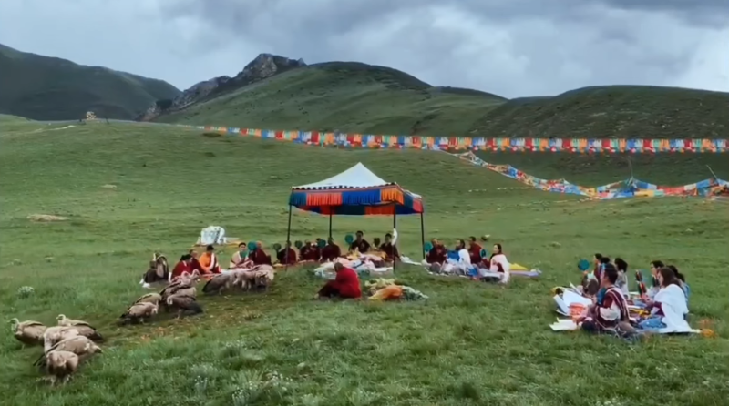 Tradisi unik pemakaman jenazah di Tibet China.