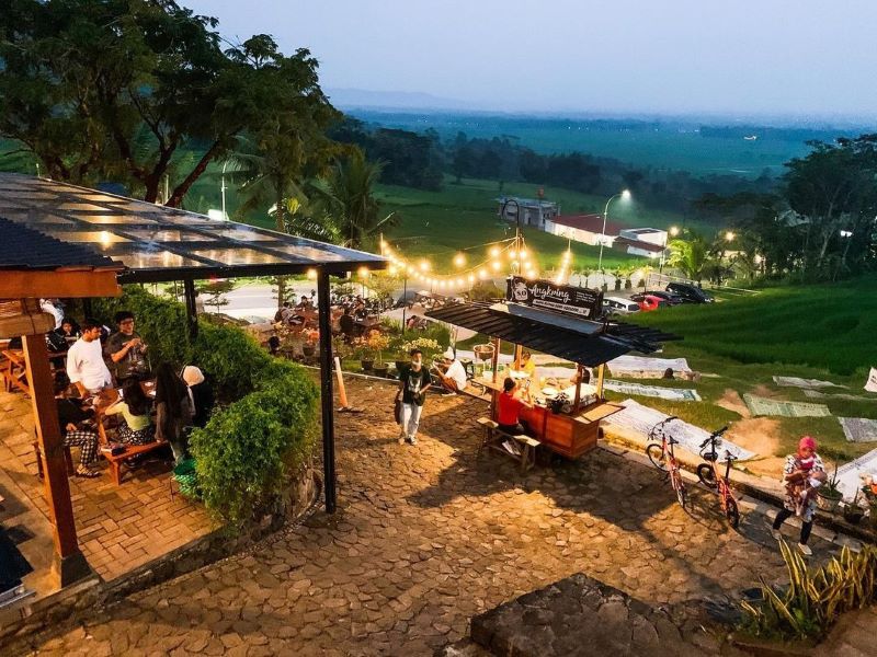 Menikmati suasana khas pedesaan di Kopi Ampirono, Kulon Progo.
