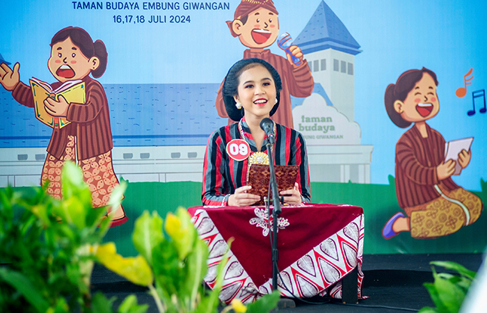Peserta tampil dalam lomba tembang macapat rangkaian Kompetisi Bahasa dan Sastra Kota Jogja, di Taman Budaya Embung Giwangan, Kota Jogja, (17/7).