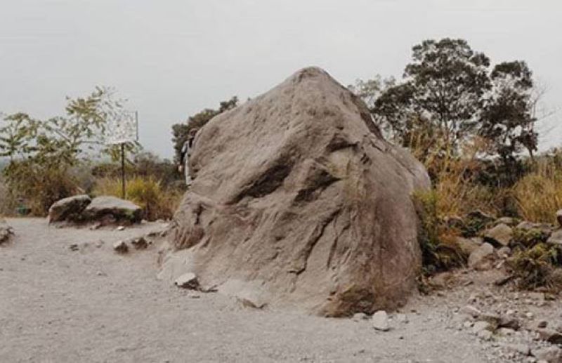 Destinasi wisata unik dengan bongkahan raksasa seperti wajah alien di lereng Gunung Merapi.