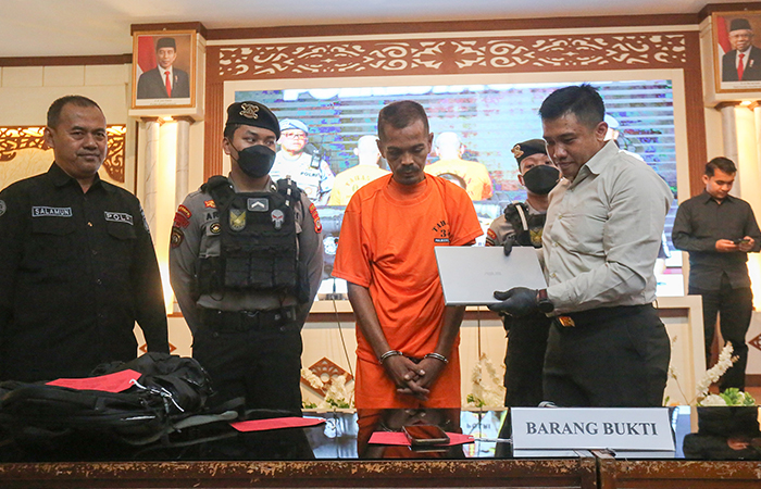DICOKOK: Warga Tuntang, Semarang berinisial HN yang ditetapkan sebagai tersangka pencurian dihadirkan di Mapolresta Sleman Selasa (16/7).