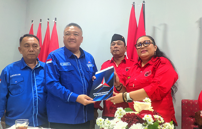 KOALISI: Ketua DPC PDIP Gunungkidul Endah Subekti Kuntariningsih dan Ketua DPC Demokrat Hendry Ardiantom, Rabu(17/7).