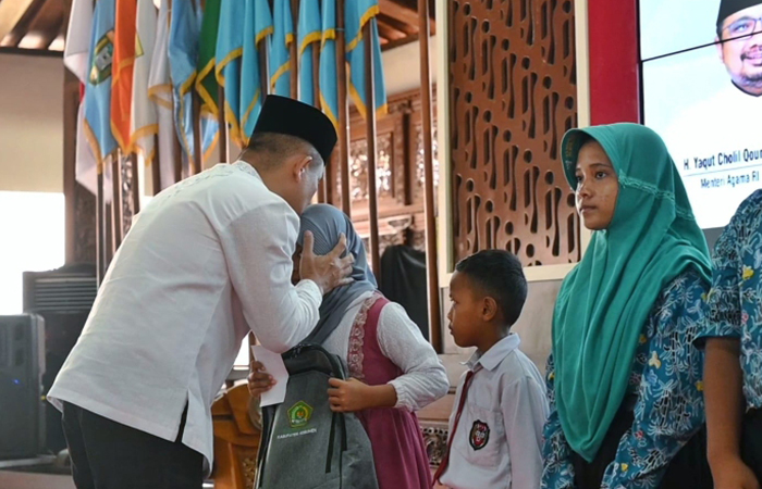 SEMARAK MUHARAM : Bupati Kebumen Arif Sugiyanto mencium kepala anak yatim dalam acara santunan di Pendopo Kabumian.