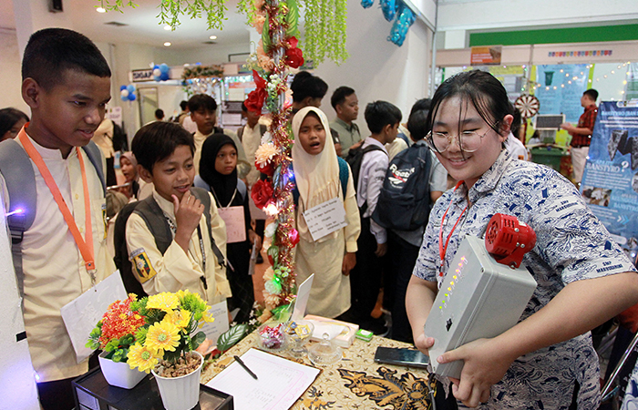 ANTUSIAS: Siswa baru kelas VII dari berbagai sekolah di Kota Jogja mengikuti rangkaian Masa Pengenalan Lingkungan Sekolah (MPLS) dengan mengunjungi pameran Olimpiade Penelitian Siswa Indonesia (OPSI)