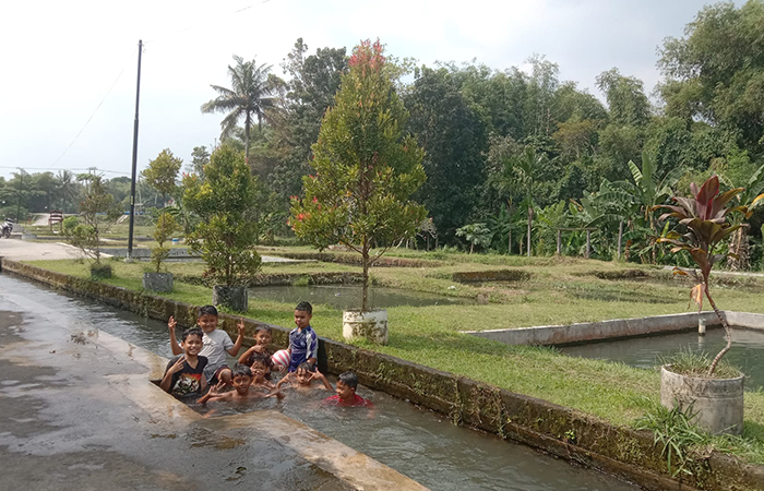 SERU: Beberapa anak saat sedang bermain di area Desa Wisata Cibuk Kidul, Seyegan, Sleman (17/7).Delima Purnamasari/Radar Jogja