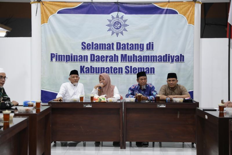 Bupati Sleman Petahana Dra. Kustini Sri Purnomo saat silaturahmi ke Pimpinan Daerah Muhammadiyah (PDM) Sleman, Selasa (16/7) petang