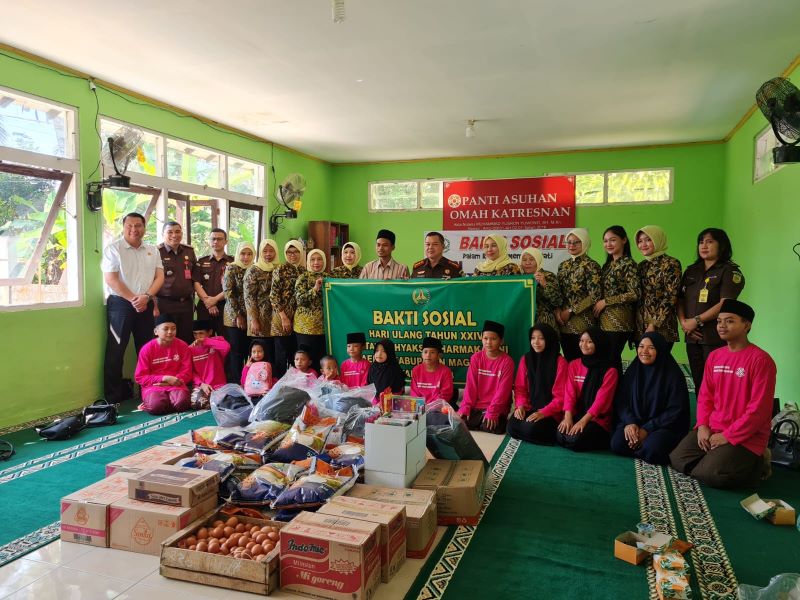 AKSI KEMANUSIAAN: Kejari Kabupaten Magelang menyalurkan bantuan berupa kebutuhan pokok hingga tas kepada anak-anak di Panti Asuhan Omah Katresnan, Rabu (17/7/2024).