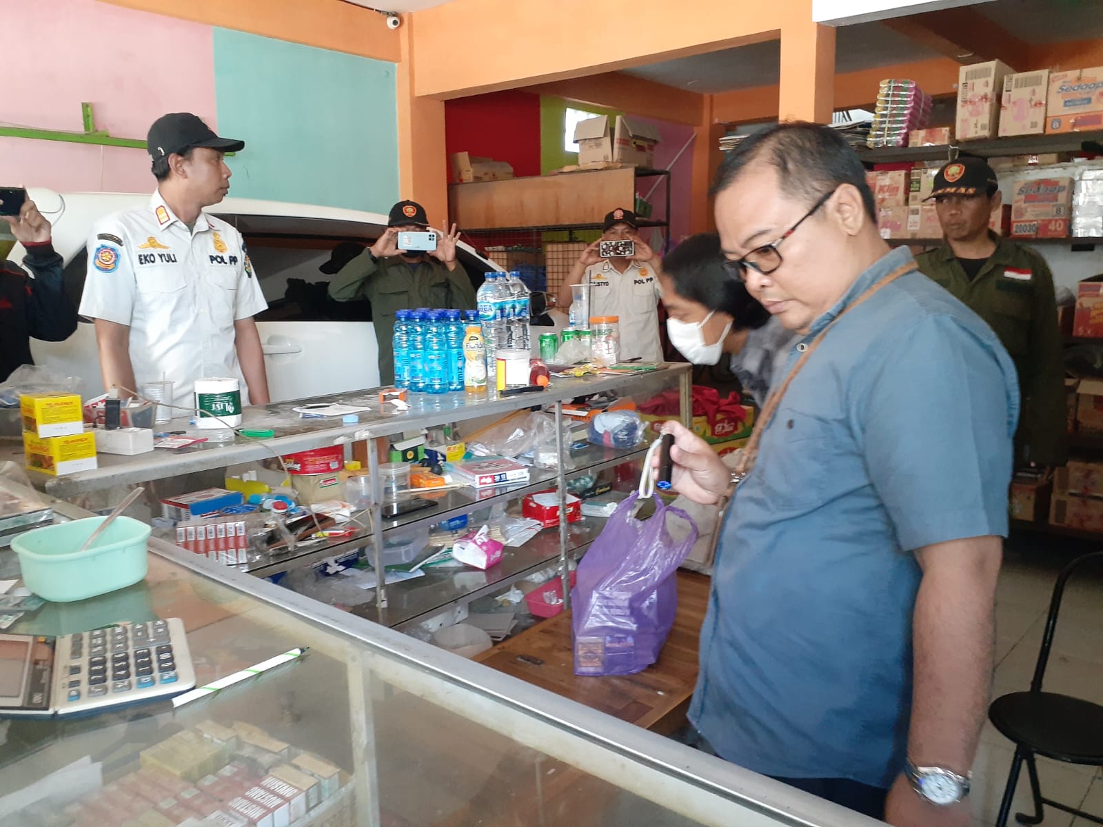 Personel Satpol PP Kota Jogja bersama petugas gabungan saat melakukan razia rokok ilegal di wilayah Giwangan, Umbulharjo, Kota Jogja pada Rabu (17/7/2024).  (IWAN NURWANTO/Radar Jogja)