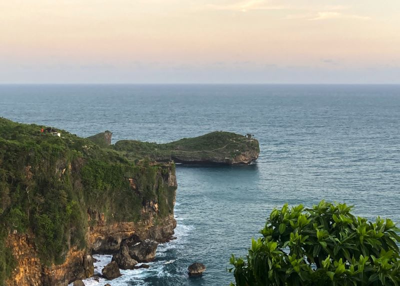 Pesona Pantai Grigak, Pantai Unik Tak Berpasir di Gunung Kidul