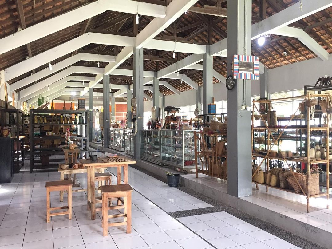 Kerajianan lokal Bantul dijual di Pasar Seni Gabusan, Bantul.