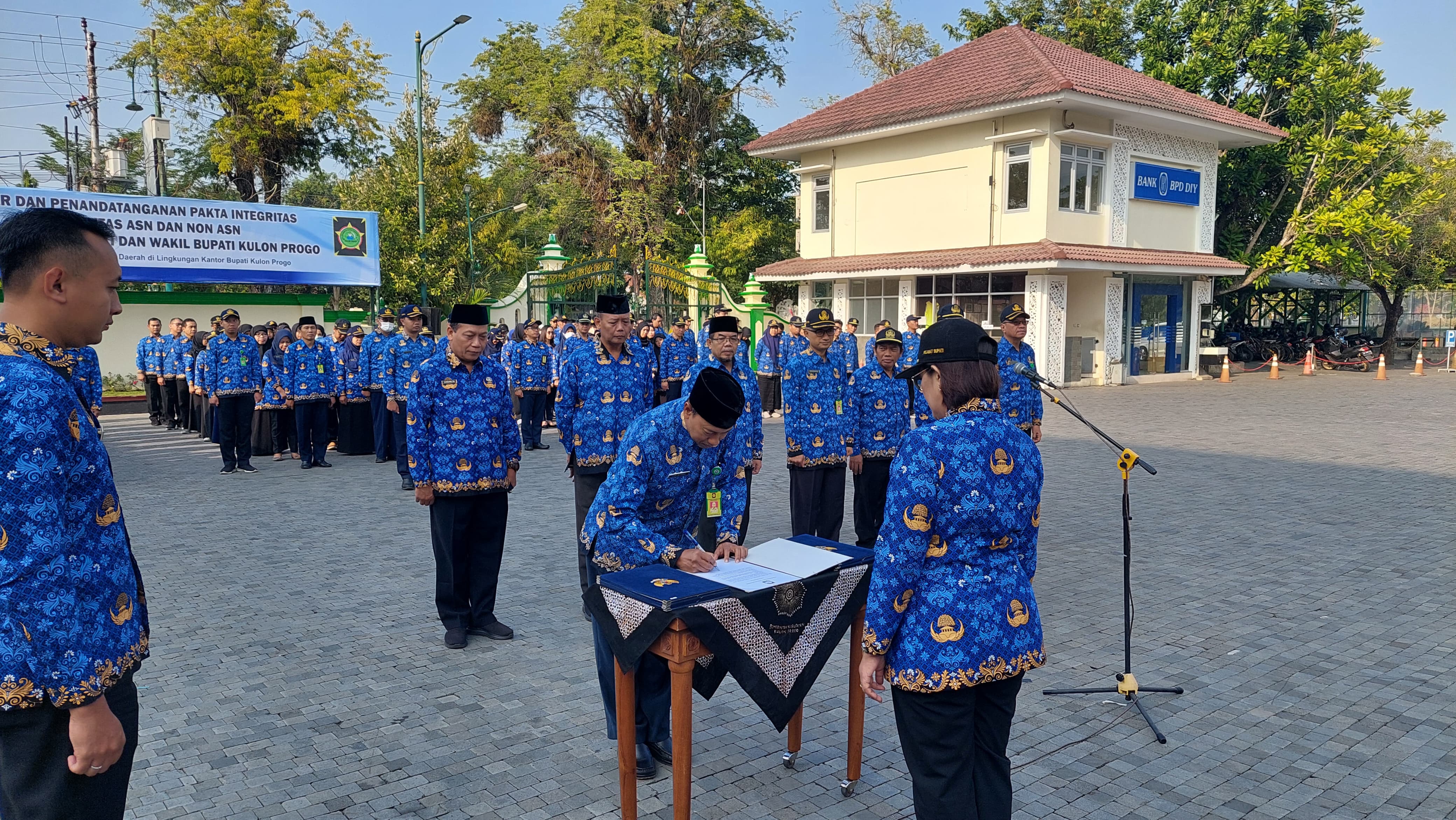 LAKSANAKAN: Di depan Pj Bupati Kulon Progo, ASN dan Pegawai lingkup pemda melakukan tanda tangan &nbsp;pakta integritas jelang Pilkada 2024.