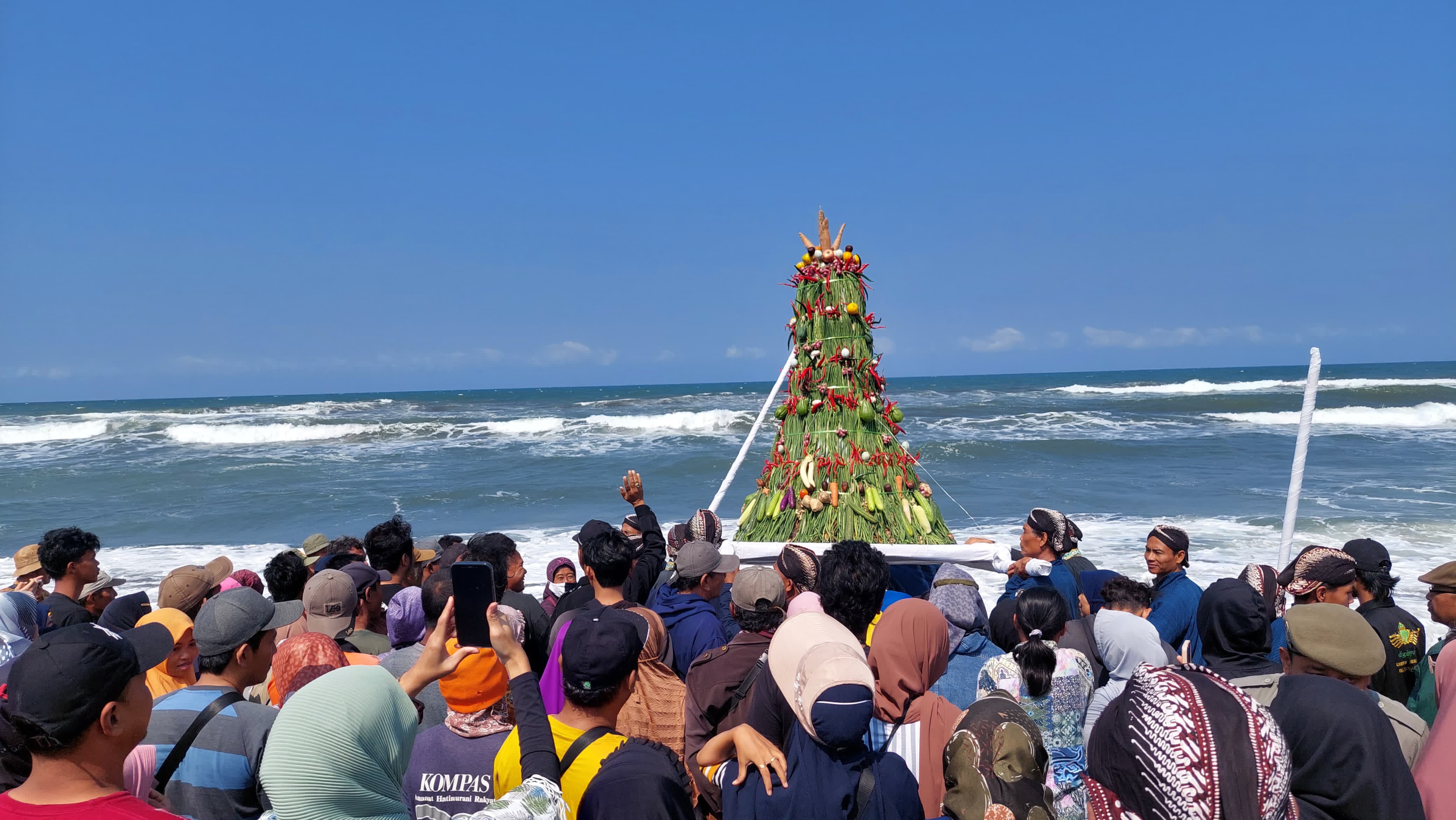 KIRAB: Gunungan hasil bumi diarak dan di larung di Pantai Glagah.&nbsp;