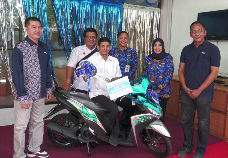 Sapto Suprono ( di atas motor)  peraih hadiah dalam Gebyar Pembaca Setia 75 Tahun Jawa Pos.