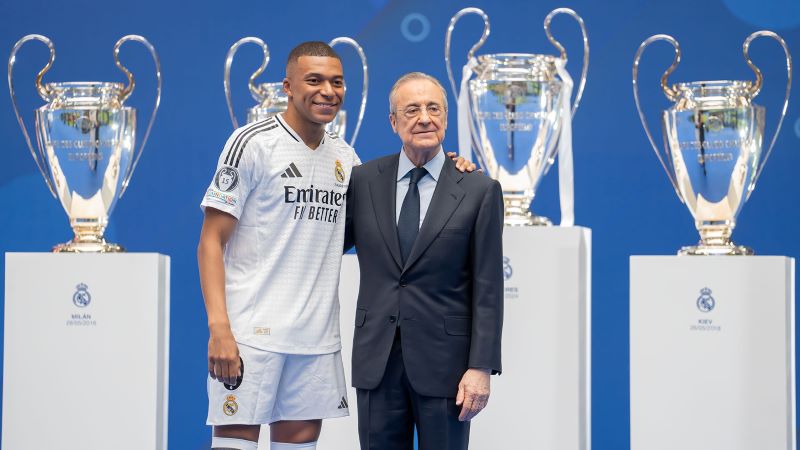 Presiden Real Madrid, Florentino Perez berfoto bersama Kylian Mbappe didepan 15 Piala Eropa yang telah diraih tim (Real Madrid)