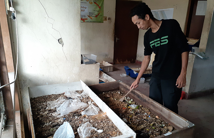 PEDULI LINGKUNGAN: Pengelola Maggot Ndalem Sawo Satrio Dimas Herlambang, 23, menunjukkan tempat pengolahan sampah organiknya dengan metode maggot.IWAN NURWANTO/RADAR JOGJA