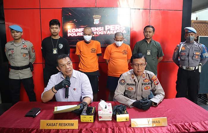 MODUS MAU SEDEKAH: Jajaran Polresta Jogja saat menghadirkan dua tersangka gendam dalam jumpa pers di Mapolresta Jogja, (18/7).