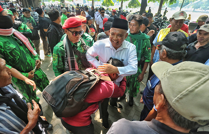 Mantan Sekertaris Daerah Kabupaten Sleman, Harda Kiswa menemui Simpatisan saat Deklarasi di Lapangan Denggung, Sleman, Kamis (18/7).ELANG KHARISMA DEWANGGA/RADAR JOGJA