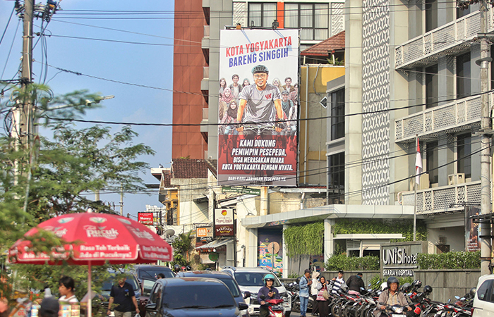 Pengendara Motor Melintasi Baliho Mantan PJ Walikota Jogja, Singgih Raharjo di Jalan Pasar Kembang, Gedong Tengen, Jogja, Kamis (18/7).ELANG KHARISMA DEWANGGA/RADAR JOGJA