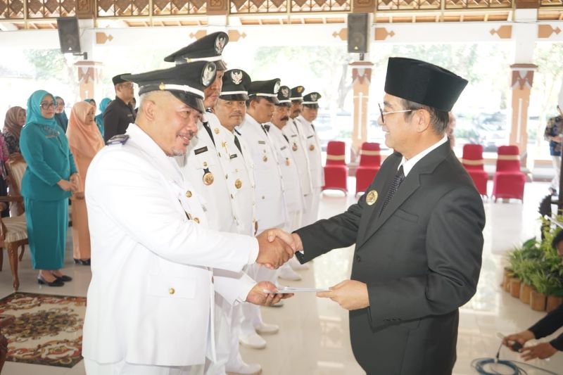 SIMBOLIS: Pj Bupati Magelang Sepyo Achanto saat mengukuhkan dan memberikan SK perpanjangan masa jabatan tujuh kades di wilayahnya, Kamis (18/7/2024).