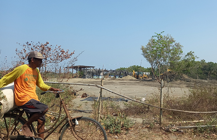 DITUTUP: Kondisi TPSS Gadingsari yang sekarang sudah rata dengan tanah dan terlihat ada alat berat yang masih beroperasi.Khairul Ma