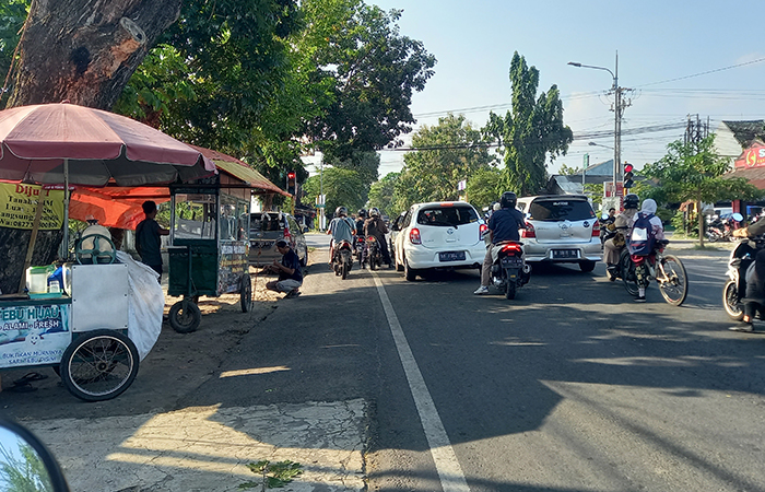 MENJAMUR: Jalan Tentara Pelajar yang dipadati oleh pedagang kaki lima.Khairul Ma