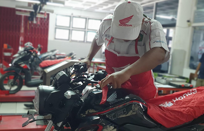 MAHIR: Siswa SMK Muhammadiyah 3 Jogja saat melakukan uji kompetensi keahlian mekanik pada sepeda motor (18/7).GUNAWAN/RADAR JOGJA&nbsp;