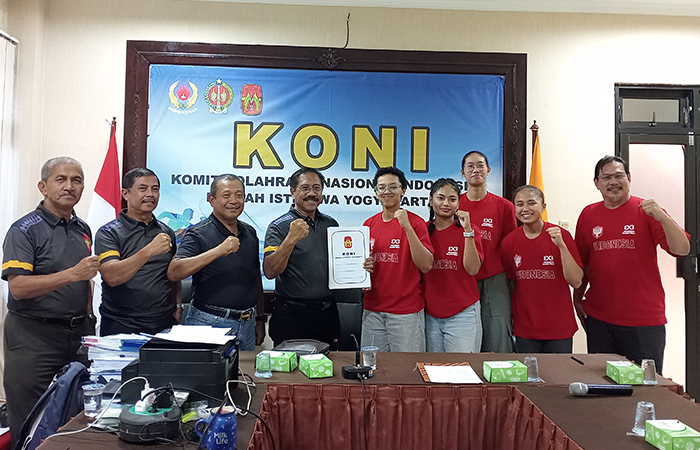 WAKIL INDONESIA: Para atlet DIY yang mewakili Indonesia di ajang FIBA Asia 3x3 Nations League 2024, Kuala Lumpur, foto bersama jajaran KONI DIY(18/7).Rizky Wahyu/Radar Jogja&nbsp;