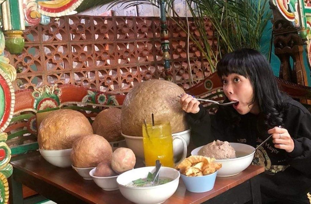 Menikmati Bakso seberat 5 Kg