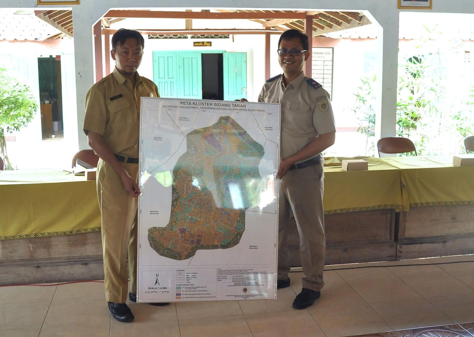 SUDAH JADI - Ketua Program Studi (Prodi) Diploma I Pengukuran dan Pemetaan Kadastral STPN Muh. Arif Suhattanto secara simbolik menyerahkan peta bidang tanah kepada pihak Kalurahan Tanjungharjo.