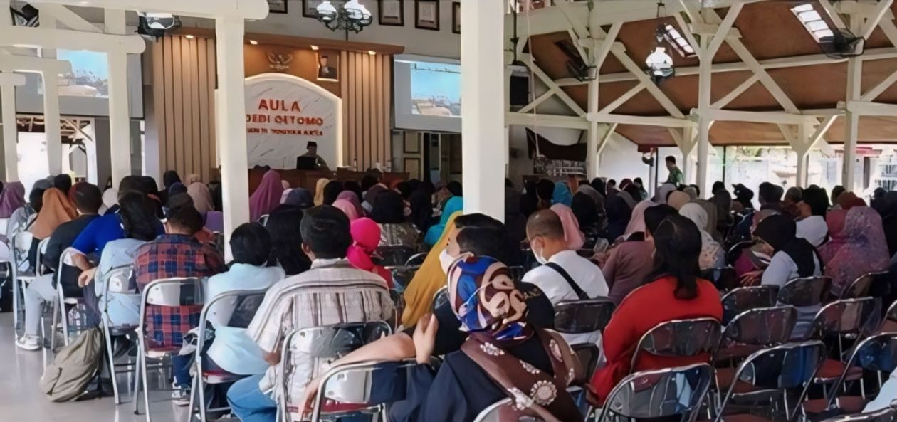 DIPROTES - Saat sosialisasi orang tua siswa SMAN 11 Jogja kelas X terkait dengan pemilihan mapel pilihan kelas di kelas F atau XI belum lama ini.