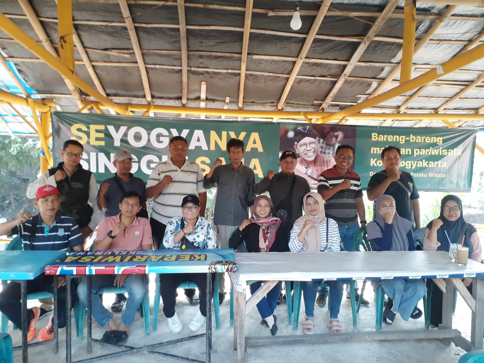 Koordinator Komunitas Pelaku Wisata Kota Jogja saat mendeklarasikan dukungannya kepada Singgih Raharjo sebagai calon Wali Kota Jogja di Tegalrejo, Kamis (18/7/2024).  (IWAN NURWANTO/radar jogja)