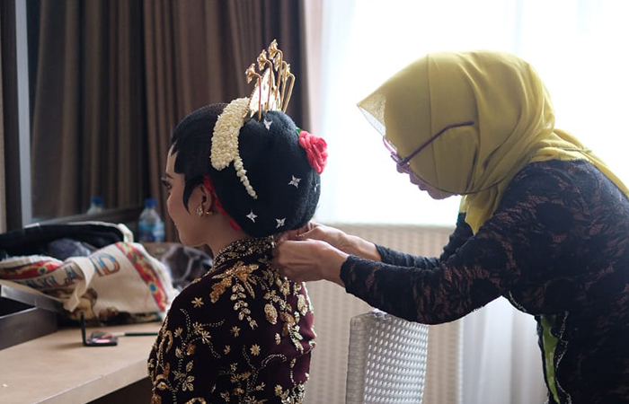 Perias Paras Ayu Rias Pengantin Jogjakarta Yuyuk Endy saat memasang konde oleh pengantin wanita.Dok Pribadi&nbsp;