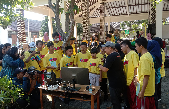 ANTUSIAS: Siswa SLB Negeri 1 Sleman saat mengikuti kegiatan Wajib Latih Penanggulangan Bencana Goes to School (19/7).Delima Purnamasari/Radar Jogja