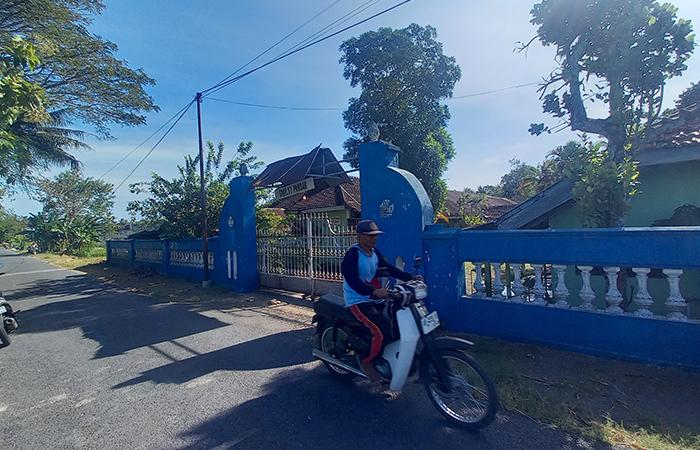LENGANG: Kondisi SMP YP 17 Pandak yang sudah berhenti beroperasi sejak 2023 lalu. Hal ini karena minimnya siswa yang mendaftar akibat zonasi PPDB.KHAIRUL MA&rsquo;ARIF/RADAR JOGJA&nbsp;