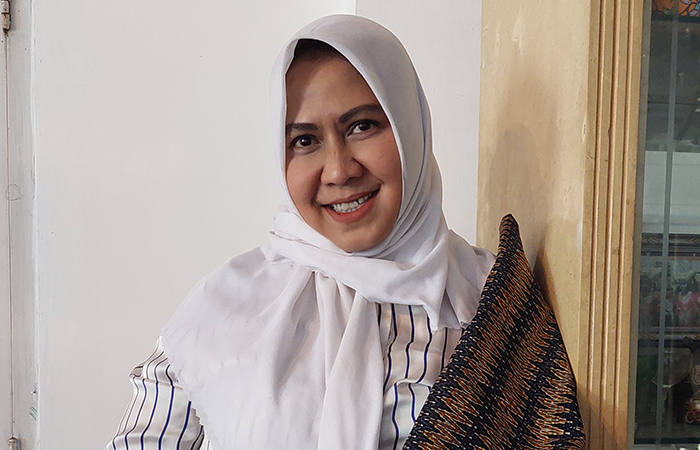 TUNJUK: Rania Hemy Atika saat menunjukkan salah satu batik yang berhasil dia ekspor.ANOM BAGASKORO/RADAR JOGJA Atika
