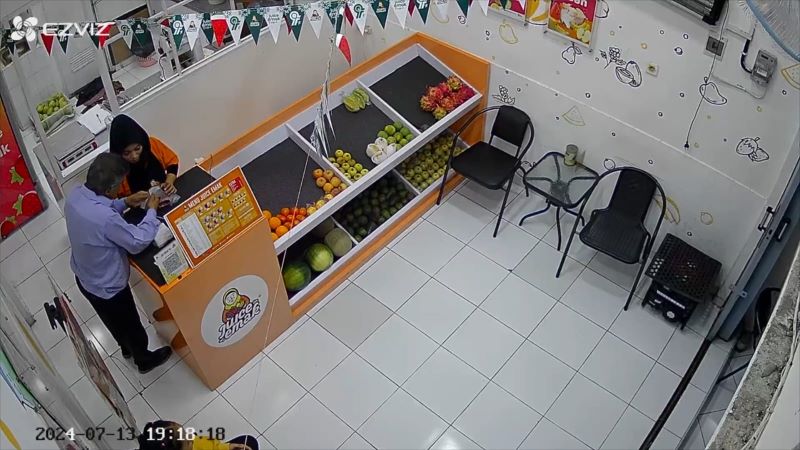 TANGKAPAN LAYAR: Pelaku berbaju biru mencari kelengahan penjual dengan menukarkan uang.&nbsp;
