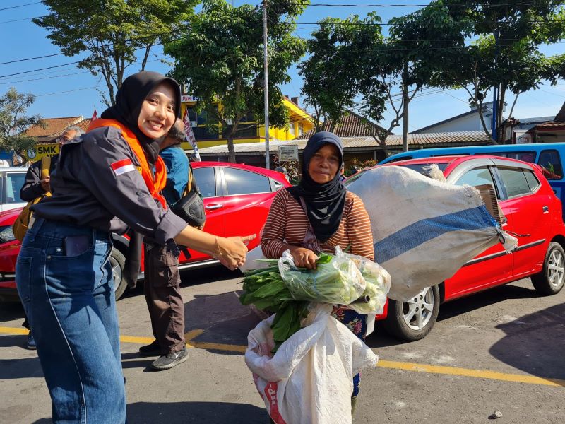 AKSI SOSIAL: Puluhan mahasiswa UKM Mentari Unimma membagikan sayuran di tepi jalan, Jumat (19/7/2024).