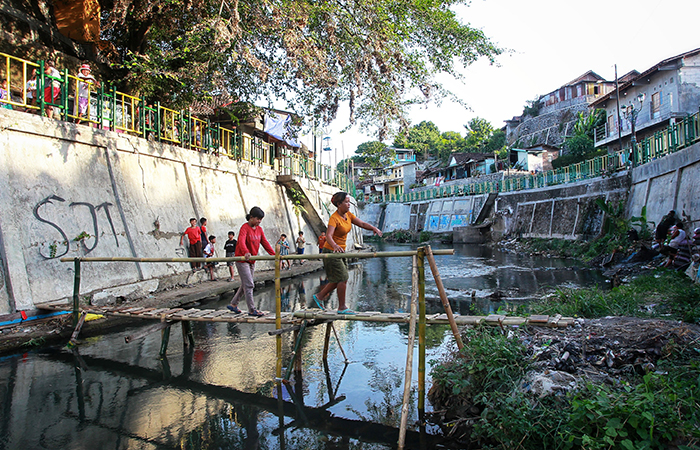 Anak-anak menyeberangi Sungai Winongo di kawasan Kemantren Pringgokusuman dan Kemantren Tegalrejo, Kota Jogja.