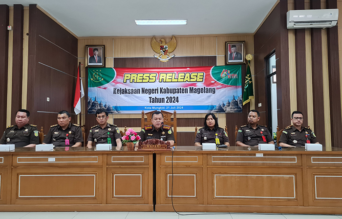 KONFERENSI PERS: Kajari Kabupaten Magelang Zein Yusri Munggaran bersama jajarannya saat menjelaskan capaian kinerja selama satu semester tahun 2024 (19/7).NAILA NIHAYAH/RADAR JOGJA