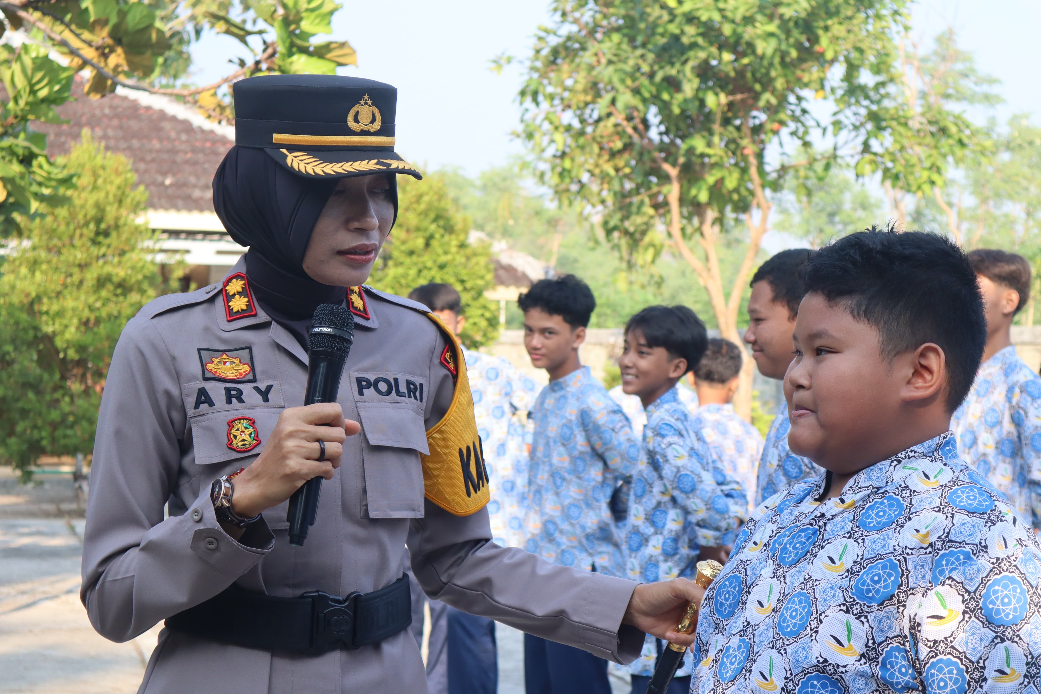 KENALAN - Kapolres Gunungkidul, AKBP Ary Murtini saat berinteraksi dengan siswa SMPIT Tunas Mulia Wonosari pada Kamis (2024)  (SMPIT Tunas Mulia untuk Radar Jogja)