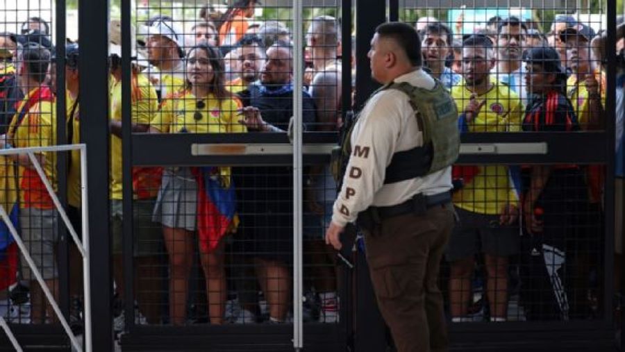 Kepolisian menutup gerbang masuk ke Stadion saat kekacauan sebelum laga final Copa America (getty)
